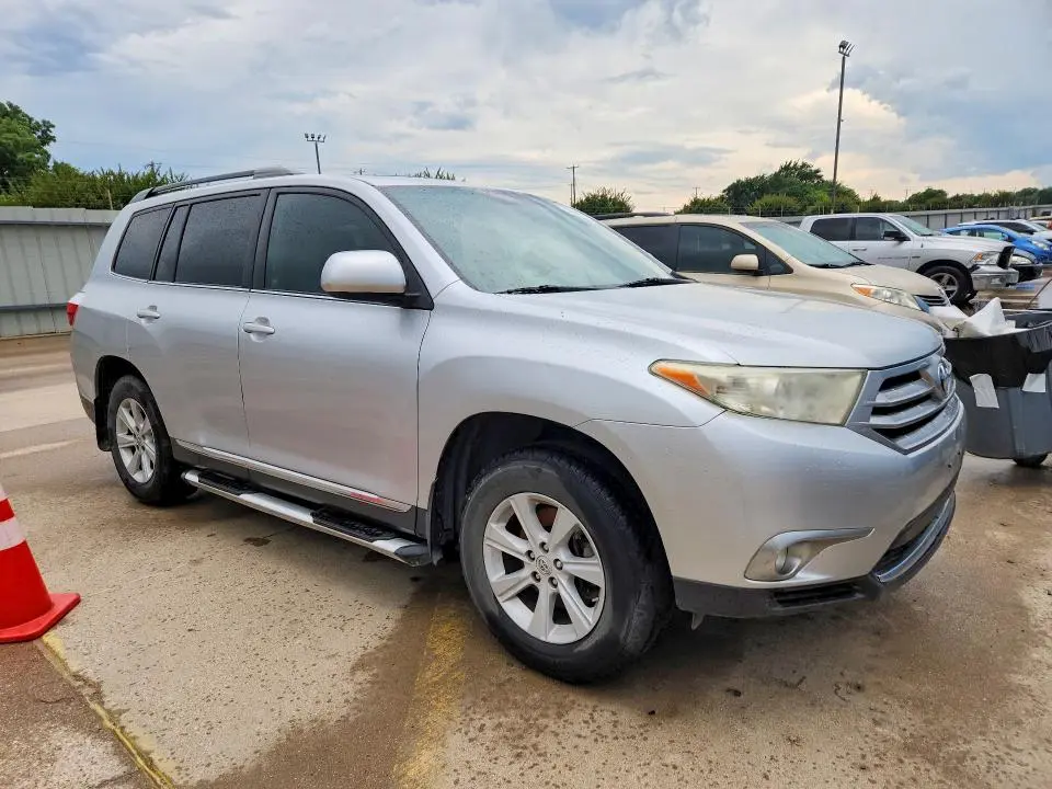 2012 TOYOTA HIGHLANDER SE  