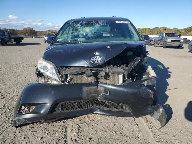 2017 TOYOTA SIENNA LE  