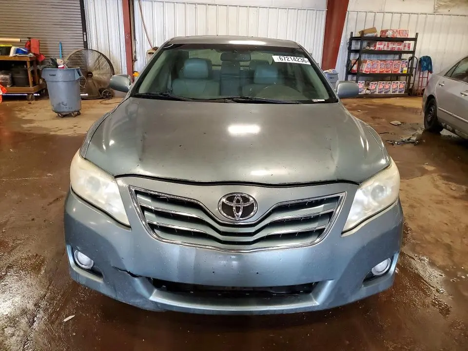2011 TOYOTA CAMRY XLE V6  
