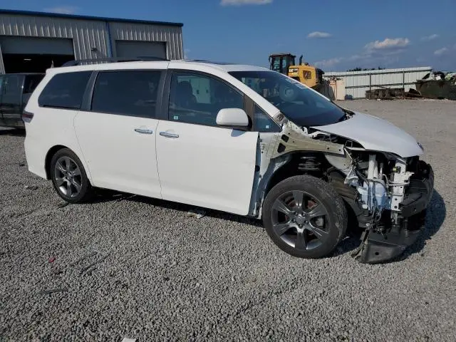 2016 TOYOTA SIENNA SE  