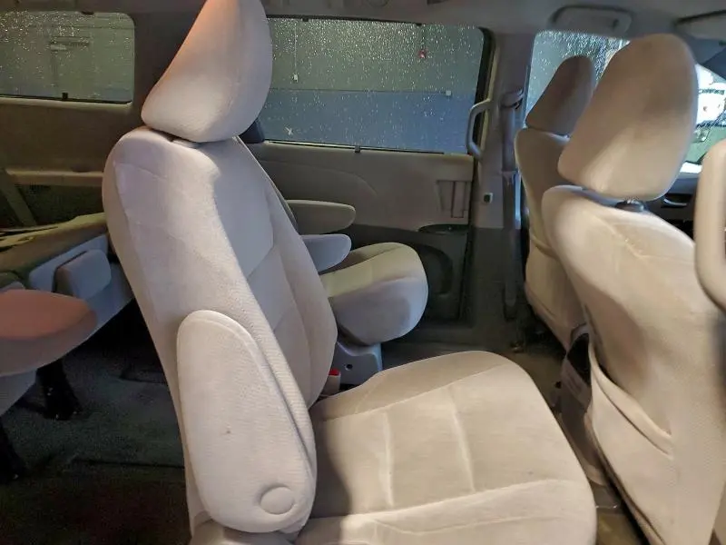 2016 TOYOTA SIENNA LE  