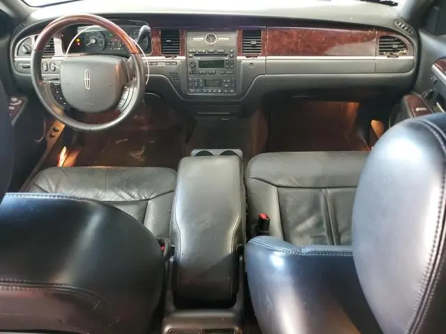 2011 LINCOLN TOWN CAR SIGNATURE LIMITED  