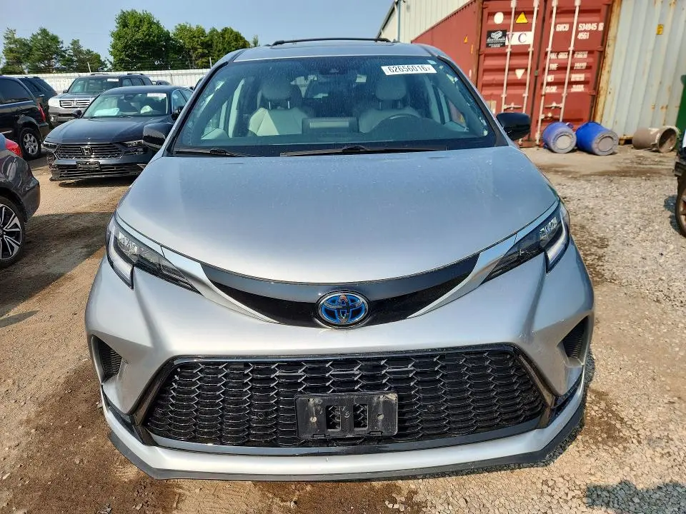 2021 TOYOTA SIENNA LE  
