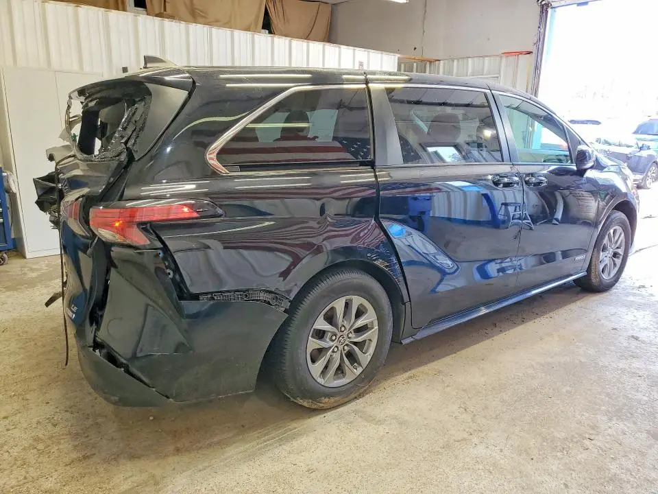 2021 TOYOTA SIENNA LE  