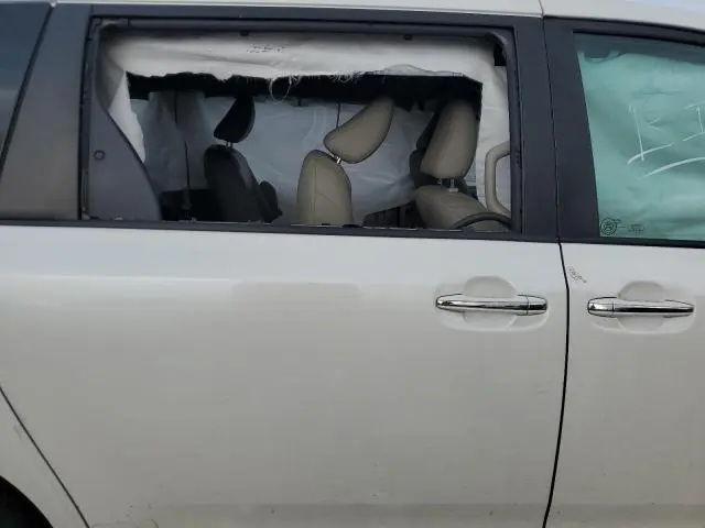 2018 TOYOTA SIENNA XLE  