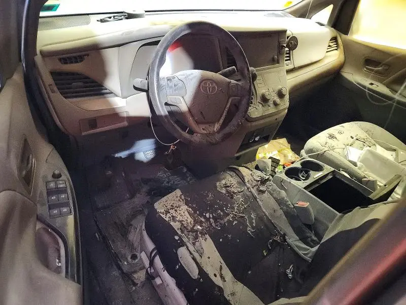 2015 TOYOTA SIENNA LE  