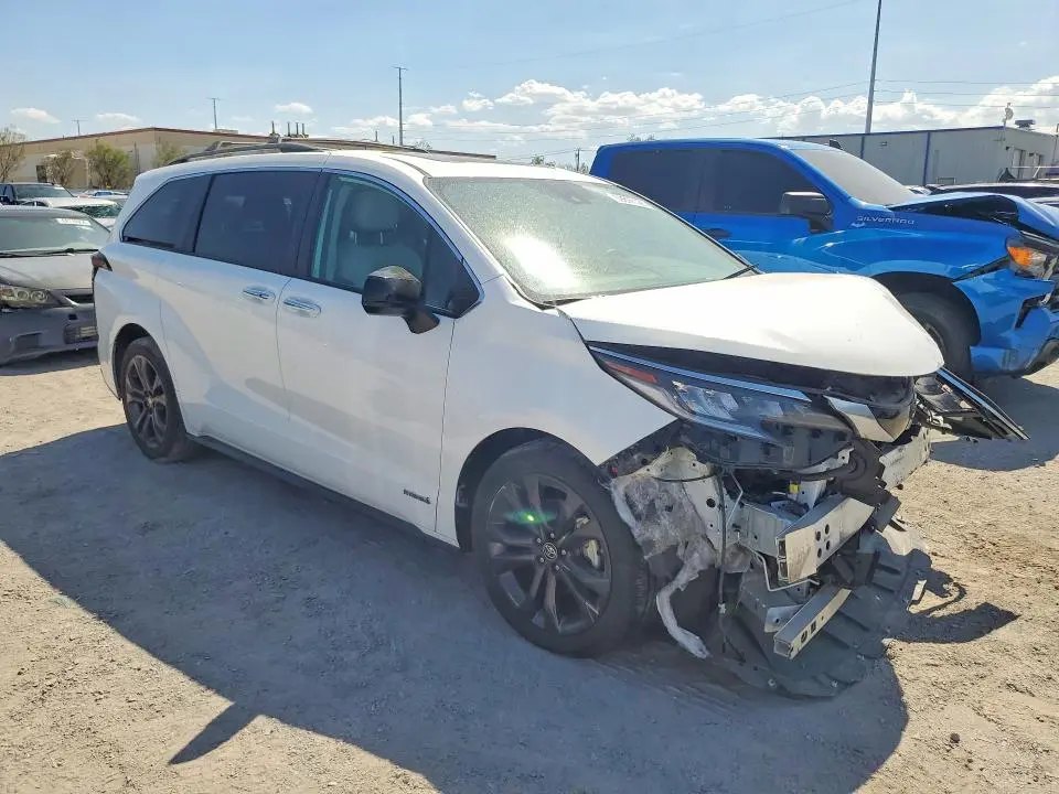 2021 TOYOTA SIENNA XSE  