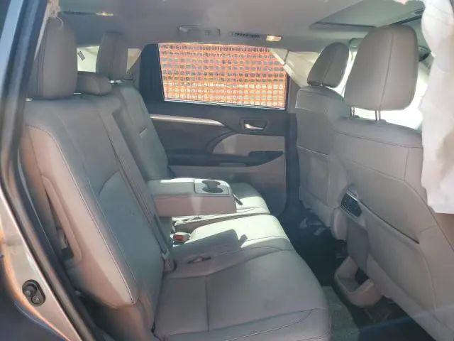 2018 TOYOTA HIGHLANDER SE  