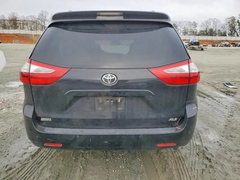 2017 TOYOTA SIENNA XLE  