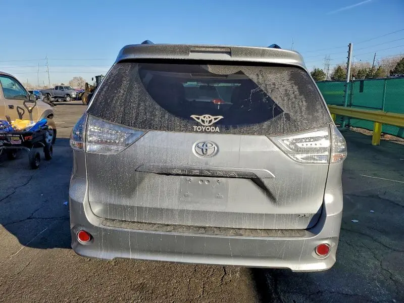 2017 TOYOTA SIENNA SE  