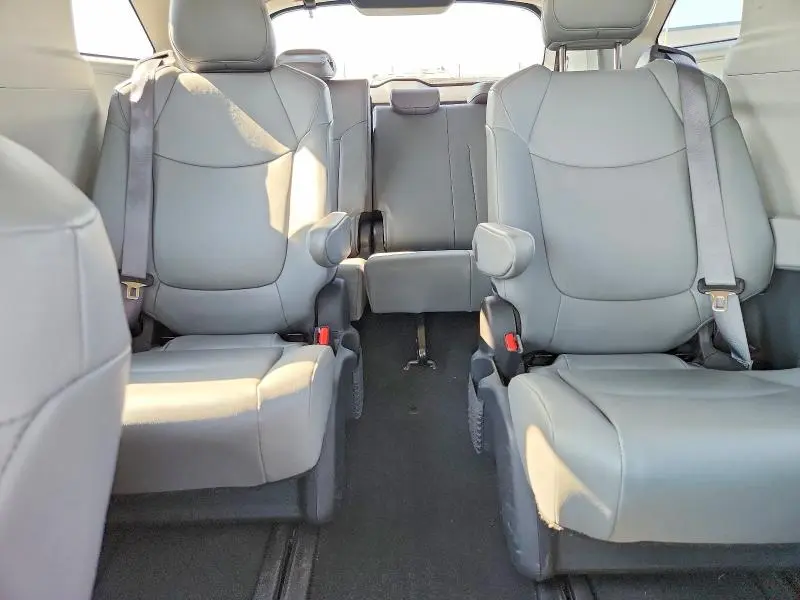 2023 TOYOTA SIENNA XLE  