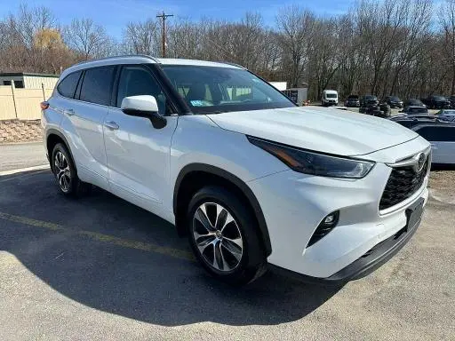 2022 TOYOTA HIGHLANDER XLE  