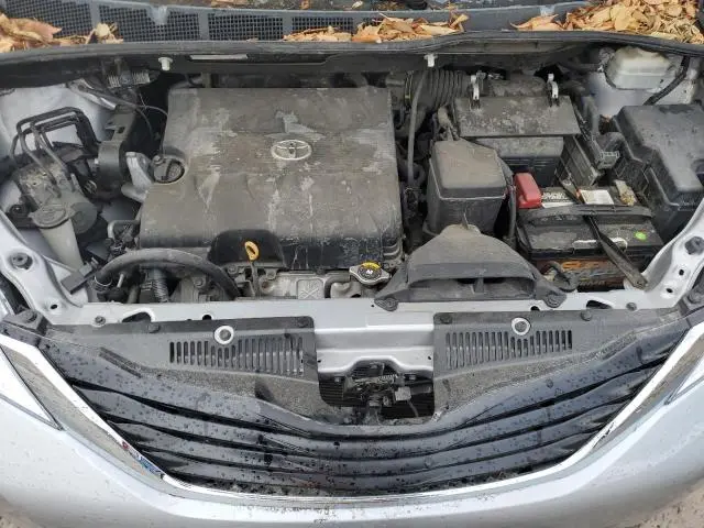 2011 TOYOTA SEINNA   