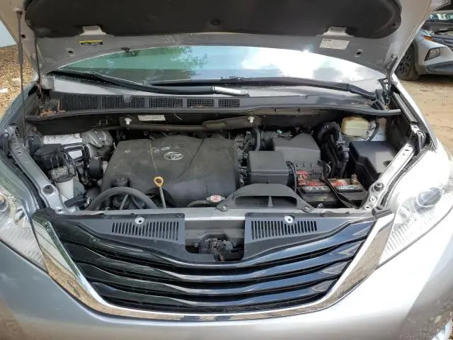 2017 TOYOTA SIENNA LE