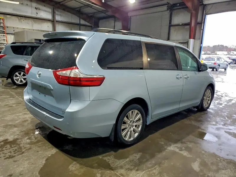 2017 TOYOTA SIENNA XLE  