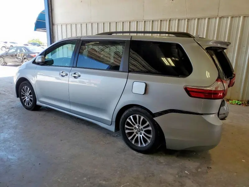 2019 TOYOTA SIENNA XLE  