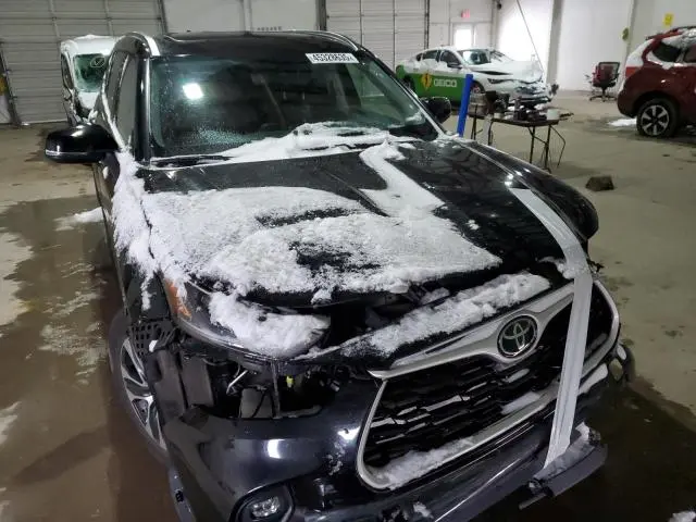 2021 TOYOTA HIGHLANDER XLE  