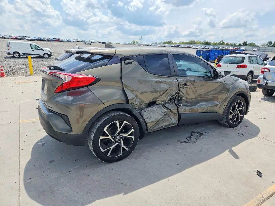 2021 TOYOTA C-HR XLE  