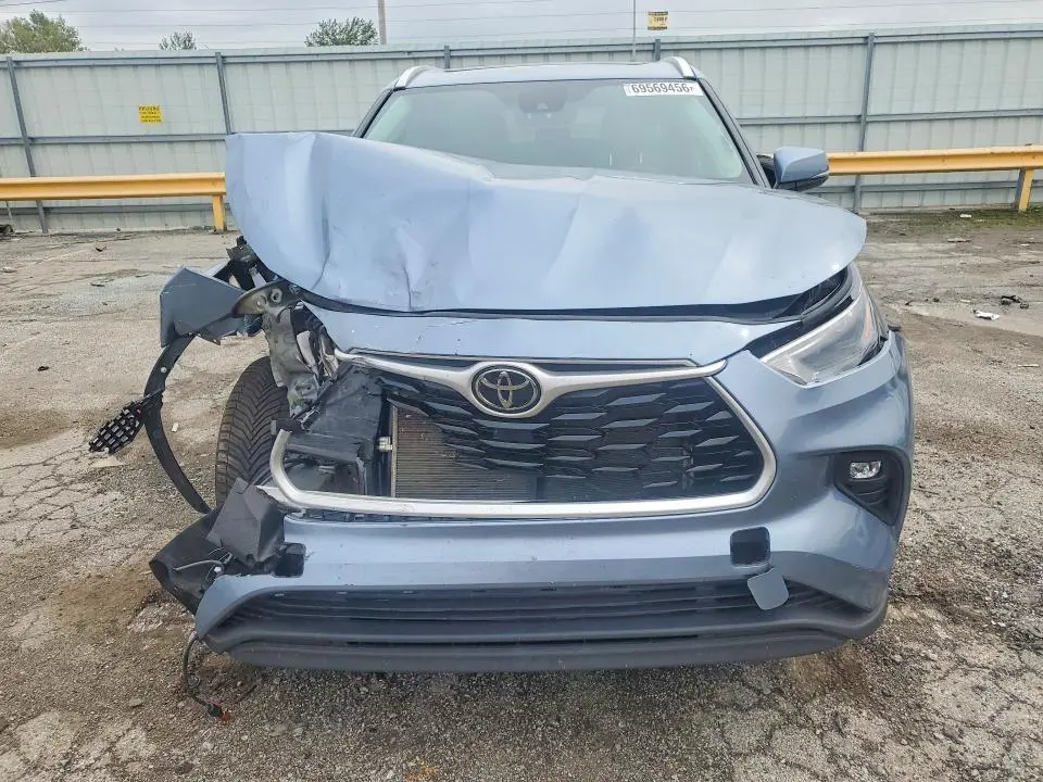 2022 TOYOTA HIGHLANDER XLE  