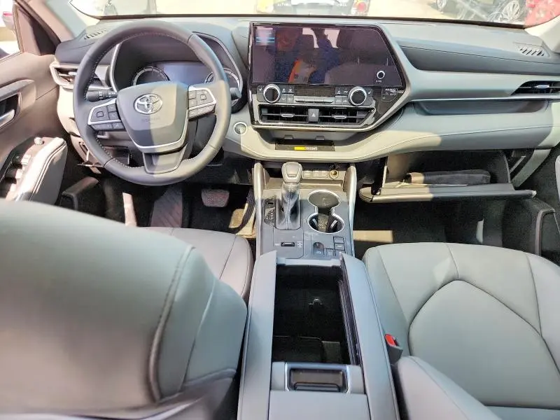 2025 TOYOTA HIGHLANDER XLE  