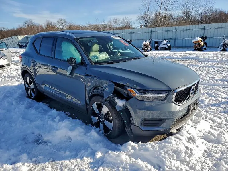 2020 VOLVO XC40 T5 MOMENTUM  
