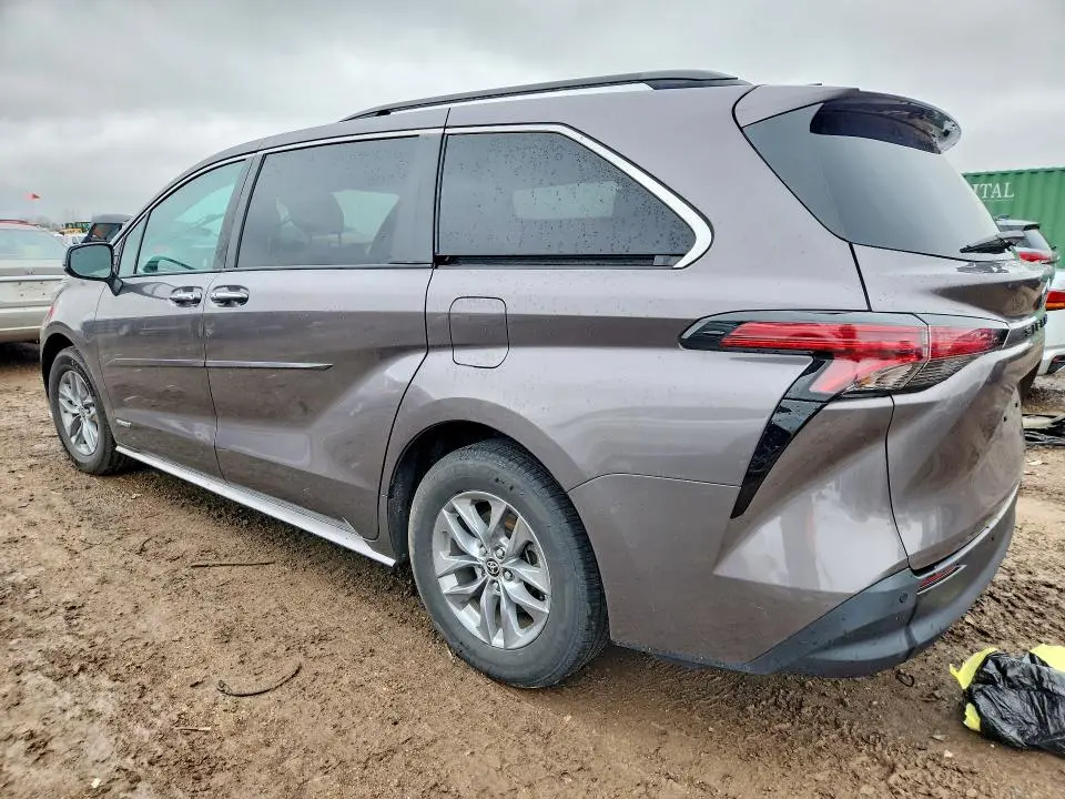 2021 TOYOTA SIENNA XLE  