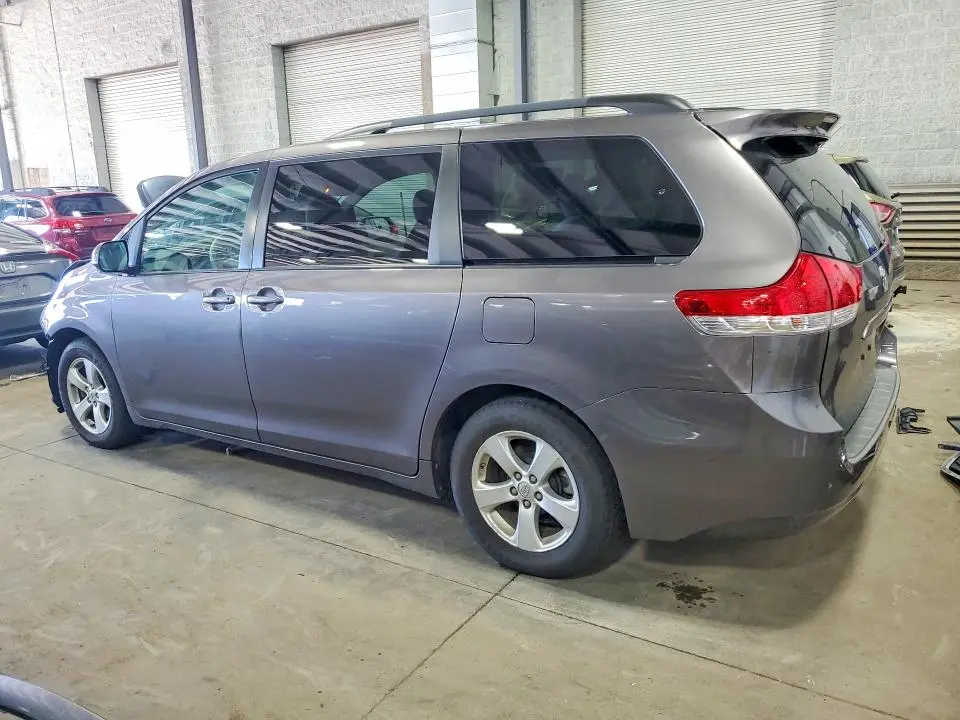 2013 TOYOTA SIENNA LE  