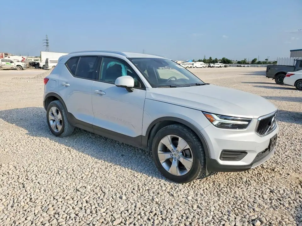 2022 VOLVO XC40 T4 MOMENTUM  