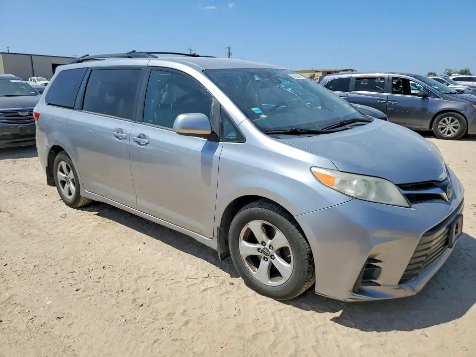 2018 TOYOTA SIENNA LE  