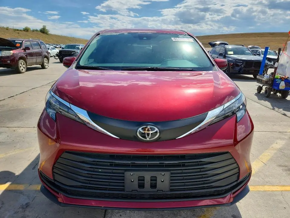 2026 TOYOTA SIENNA LE  