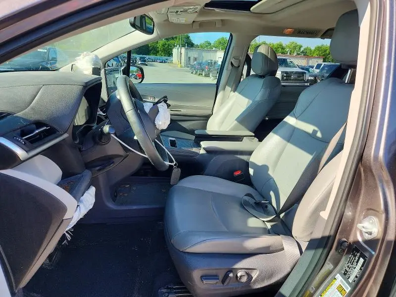 2021 TOYOTA SIENNA XLE  
