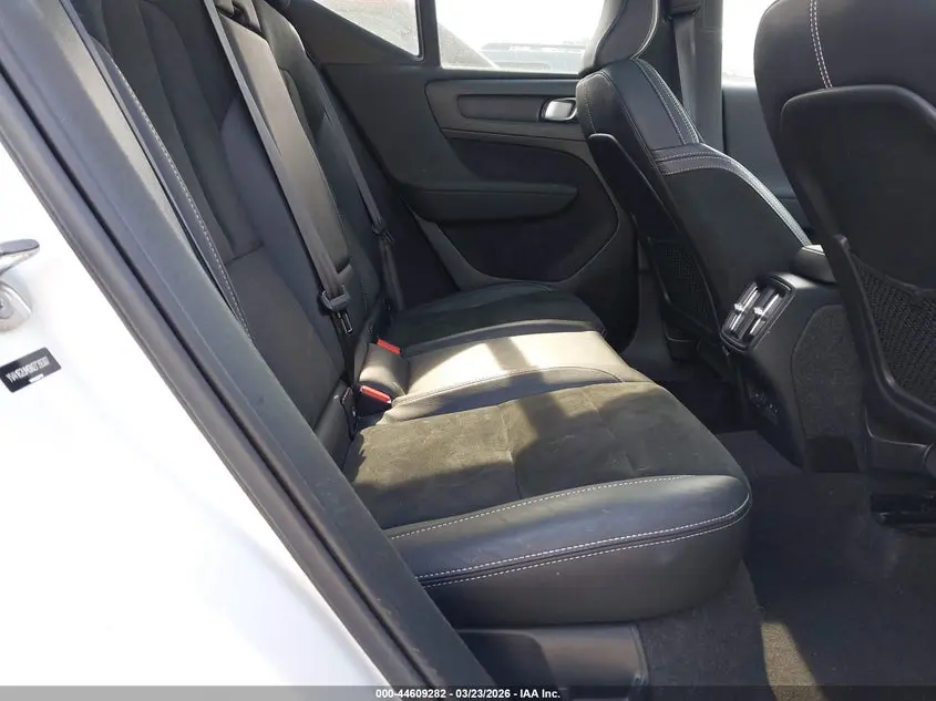 2022 VOLVO XC40 T5 R-DESIGN