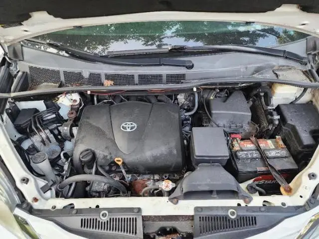 2017 TOYOTA SIENNA LE  