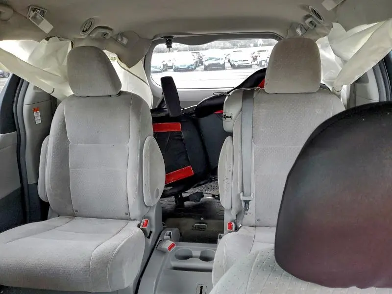 2015 TOYOTA SIENNA LE  