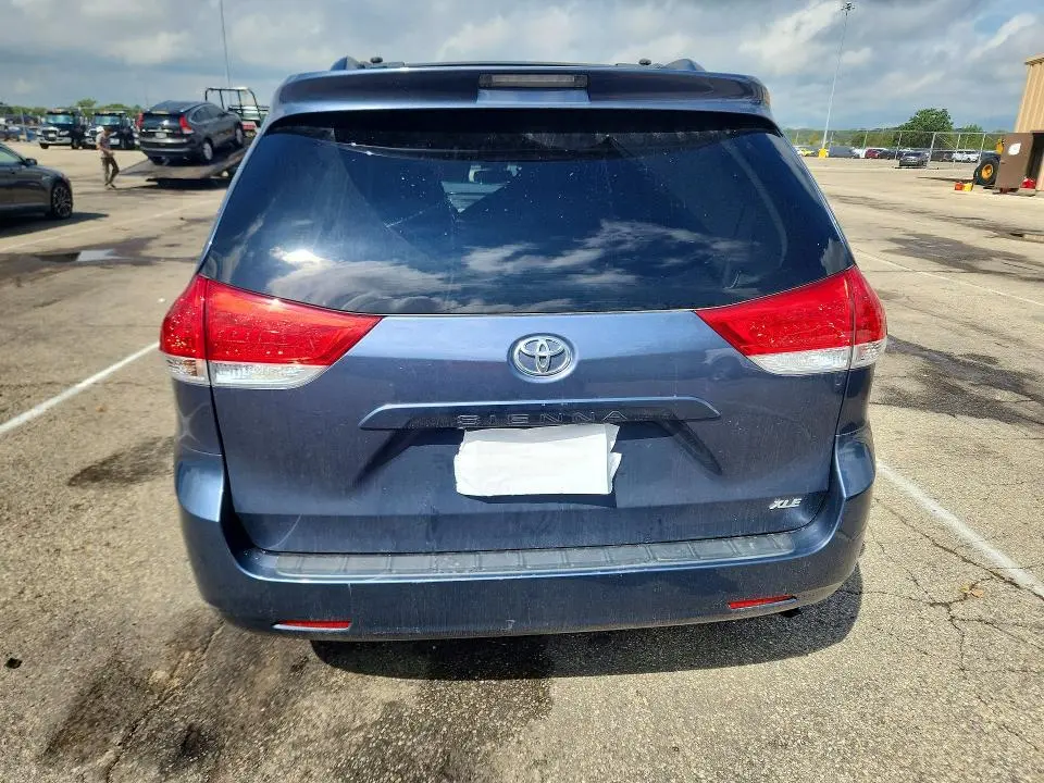 2014 TOYOTA SIENNA XLE 8-PASSENGER  