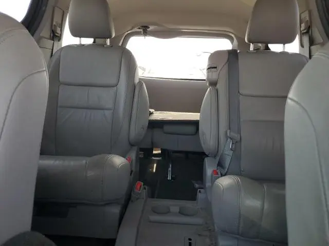 2019 TOYOTA SIENNA XLE  