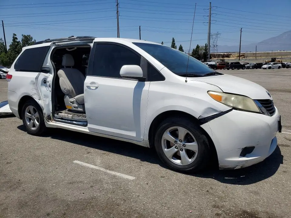 2013 TOYOTA SIENNA LE  