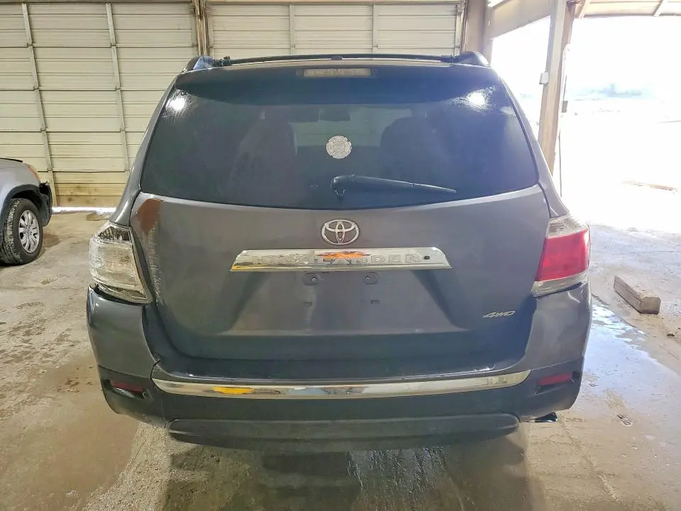2011 TOYOTA HIGHLANDER SE  