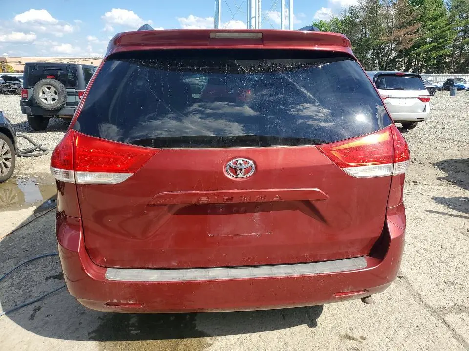 2014 TOYOTA SIENNA LE  