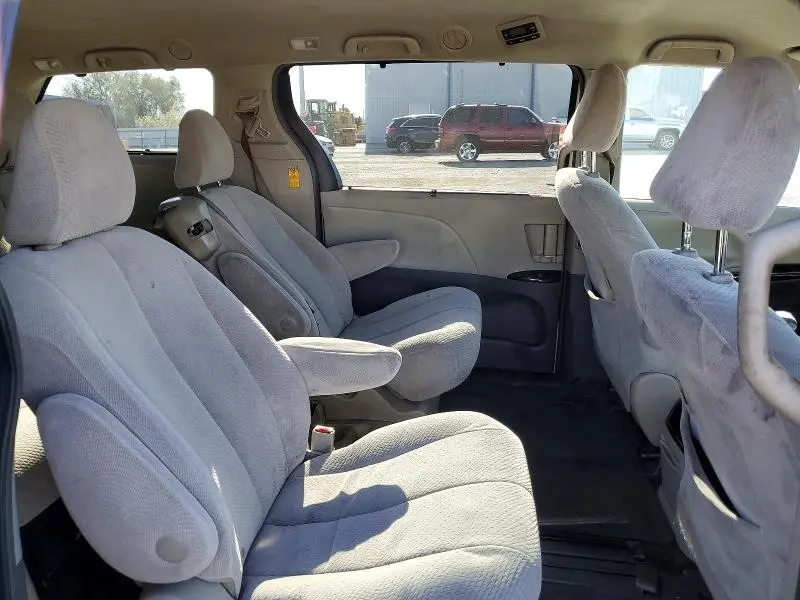 2014 TOYOTA SIENNA LE  