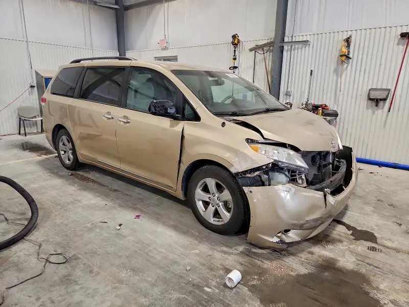 2014 TOYOTA SIENNA LE  