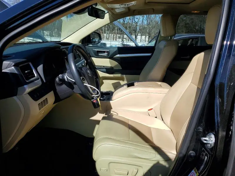 2019 TOYOTA HIGHLANDER SE  