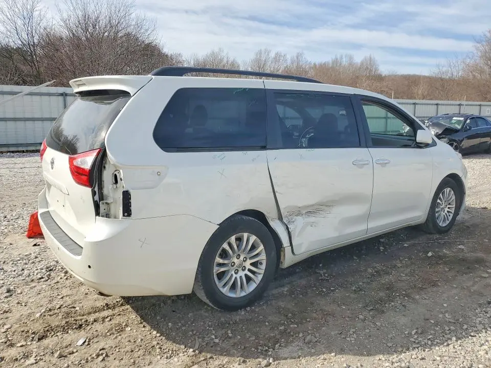 2017 TOYOTA SIENNA XLE  