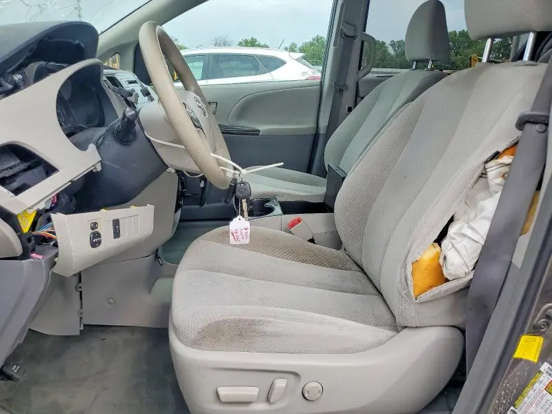 2013 TOYOTA SIENNA LE  