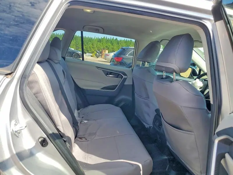 2022 TOYOTA RAV4 XLE  