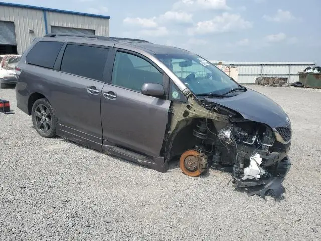 2017 TOYOTA SIENNA SE  