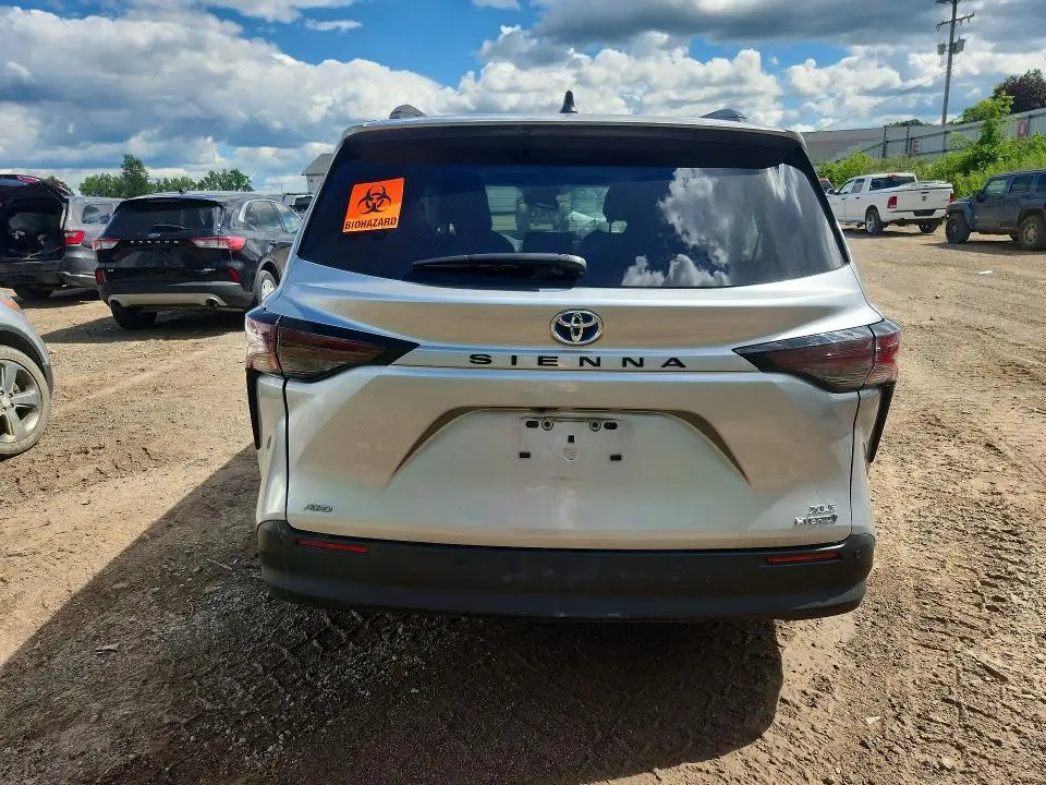 2023 TOYOTA SIENNA XLE  