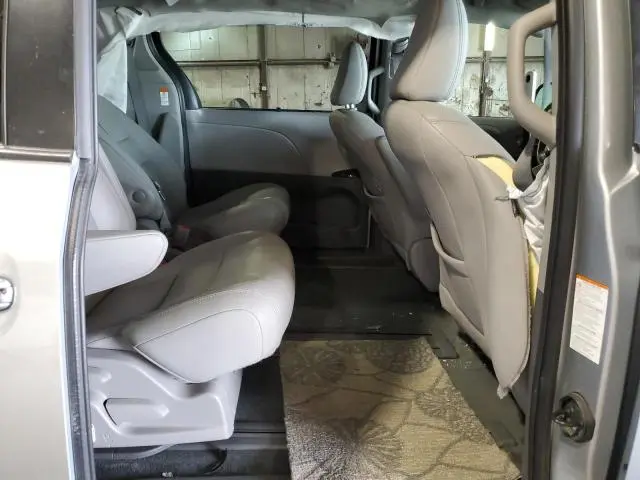 2020 TOYOTA SIENNA XLE  
