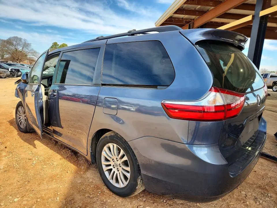 2017 TOYOTA SIENNA XLE  