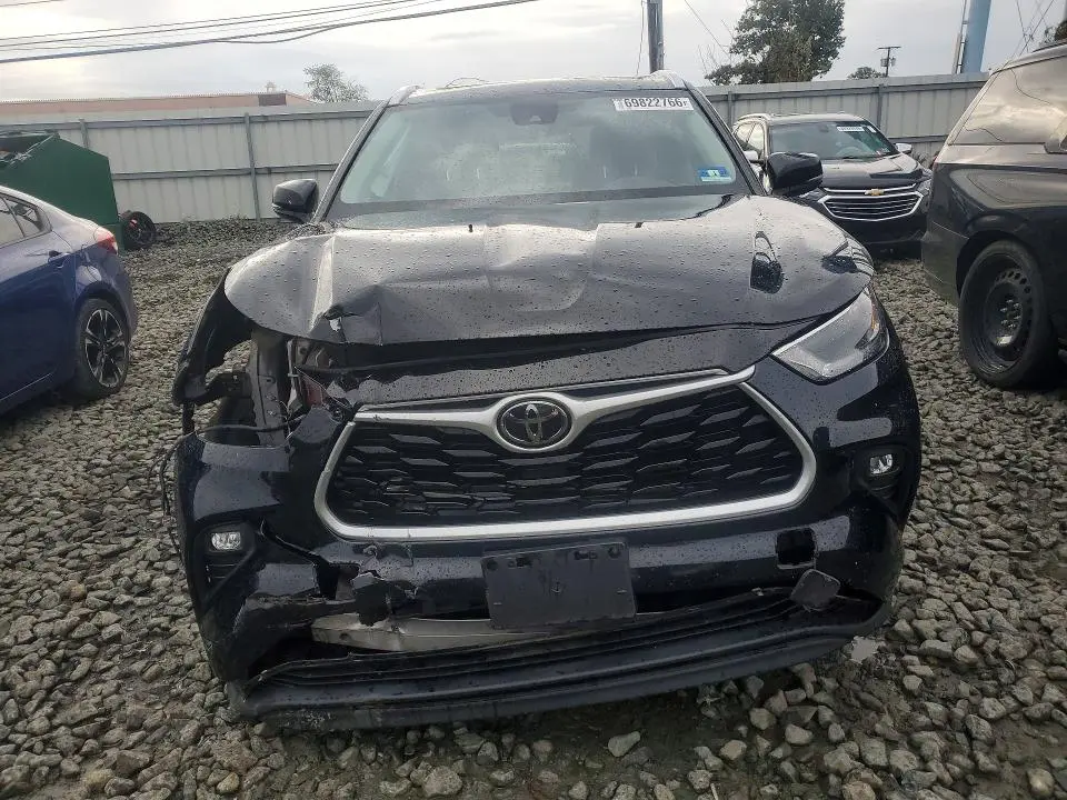 2021 TOYOTA HIGHLANDER XLE  